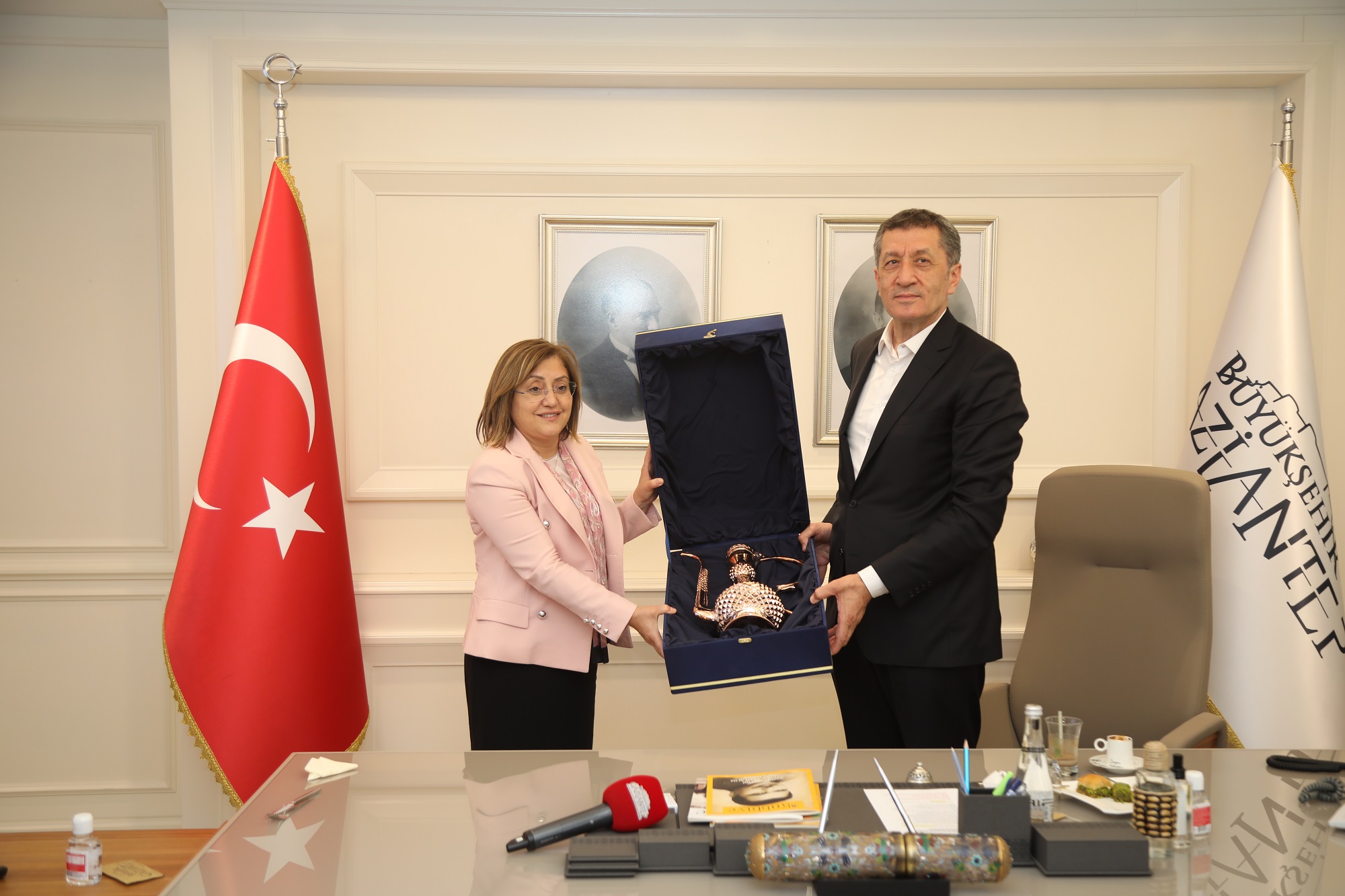 Ziya Selcuk : Bakan Ziya Selcuk Tum Imkanlarimizla Ogretmenlerimizin Yanindayiz , 10 temmuz 2018'den beri türkiye milli eğitim bakanlığı görevini yürüten selçuk, daha öncesinde ise gazi üniversitesi'nde.